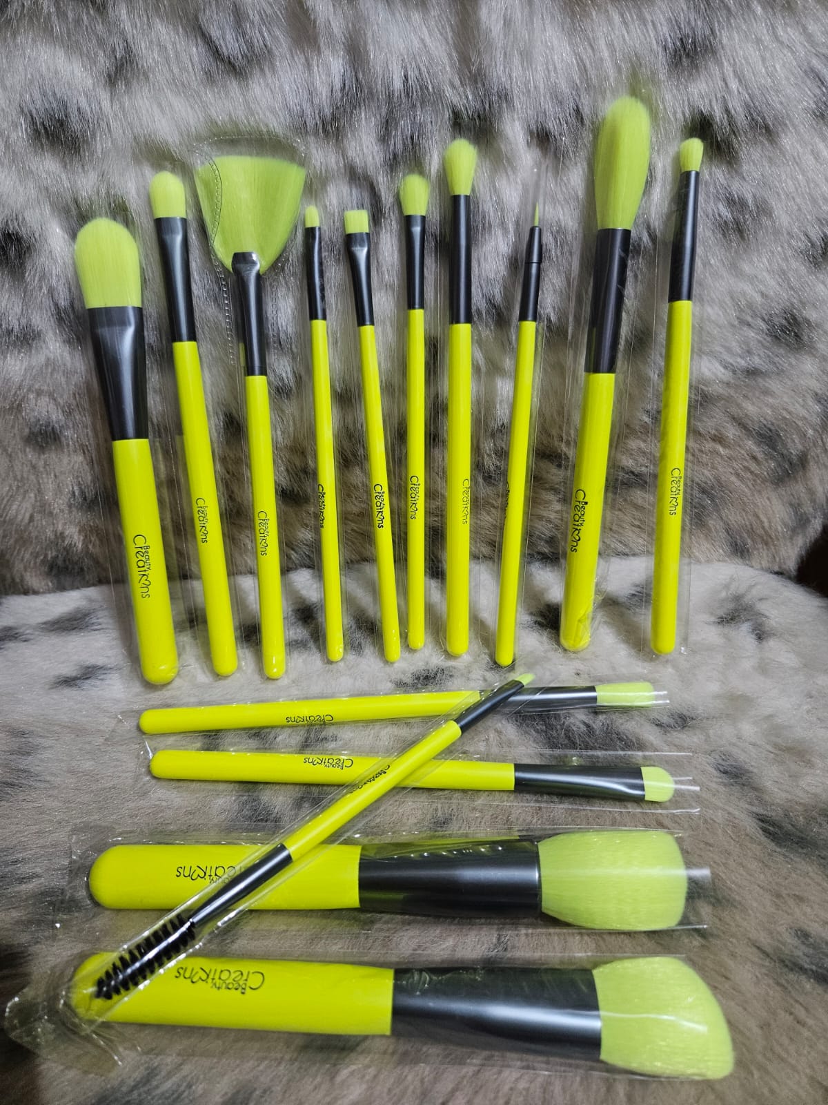 Beauty Creations neon brush set of 15 pcs.